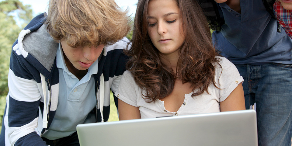 to elever kigger på computer