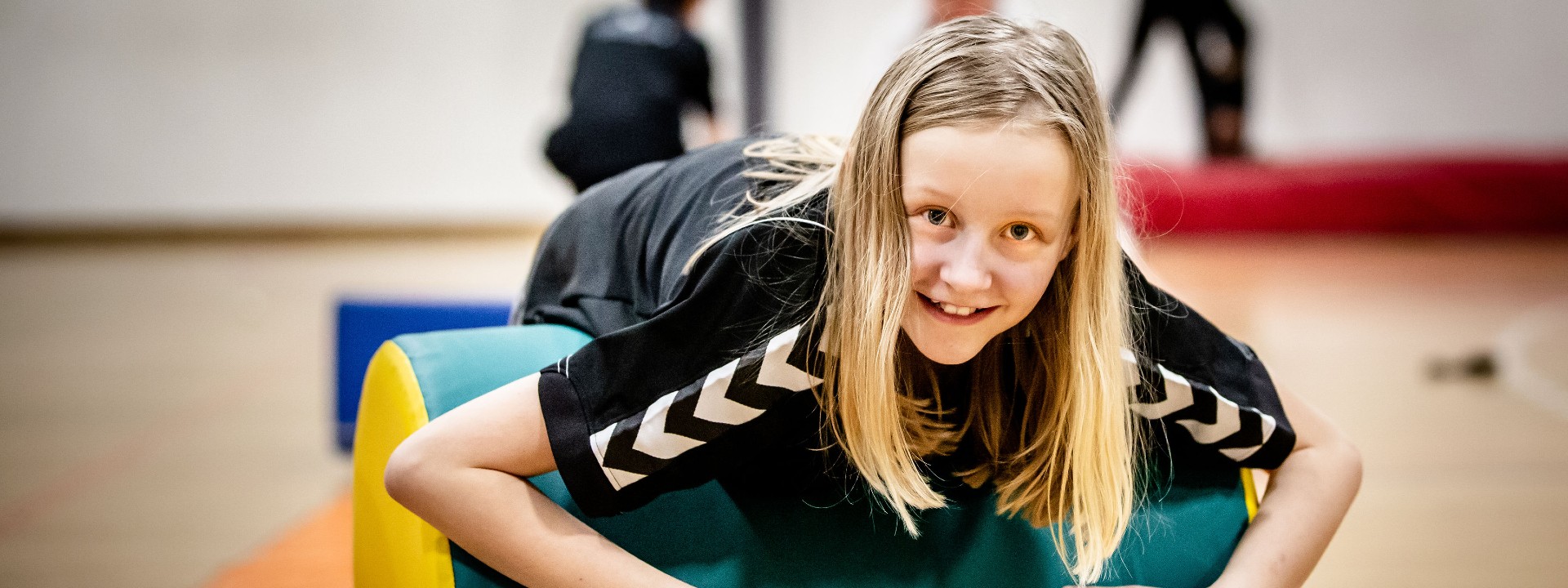 Pige i idrætssal