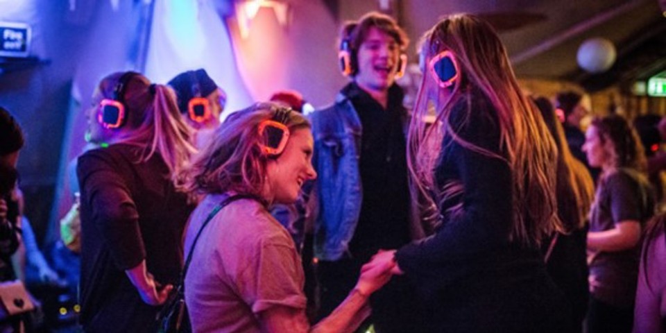 Unge danser til silent disco
