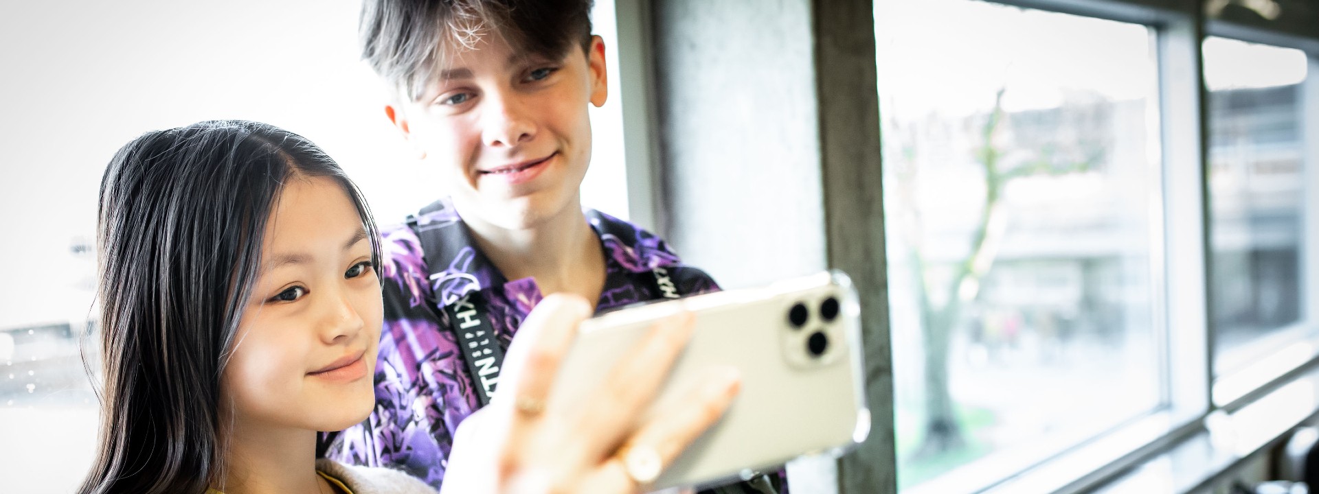 To personer tager selfie