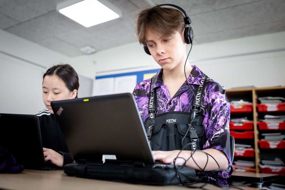 To elever arbejder på computer i undervisningen