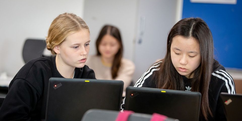 Elever arbejder på computer i undervisningen