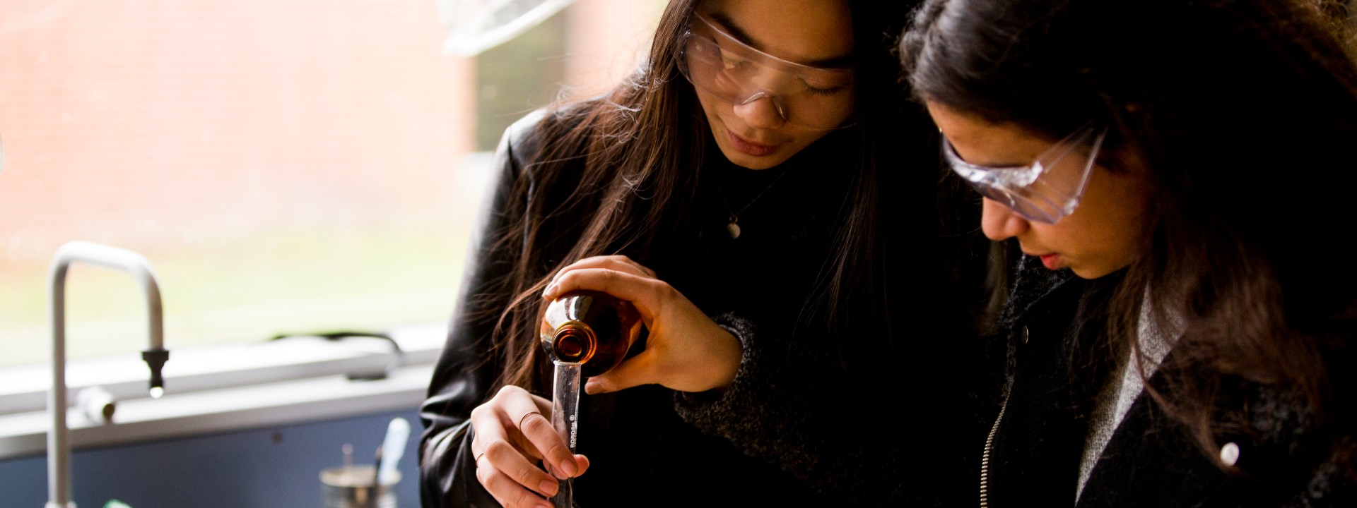 Piger i laboratorium