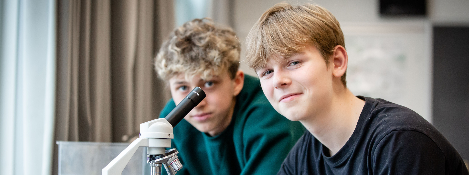 To drenge foran mikroskop