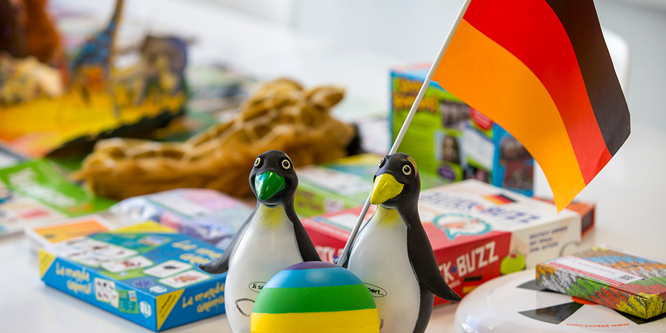 Pingviner har et tysk flag mellem sig