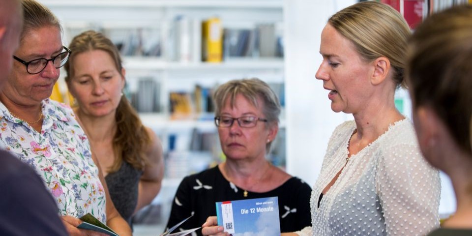 Tysklærer sparrer med hinanden