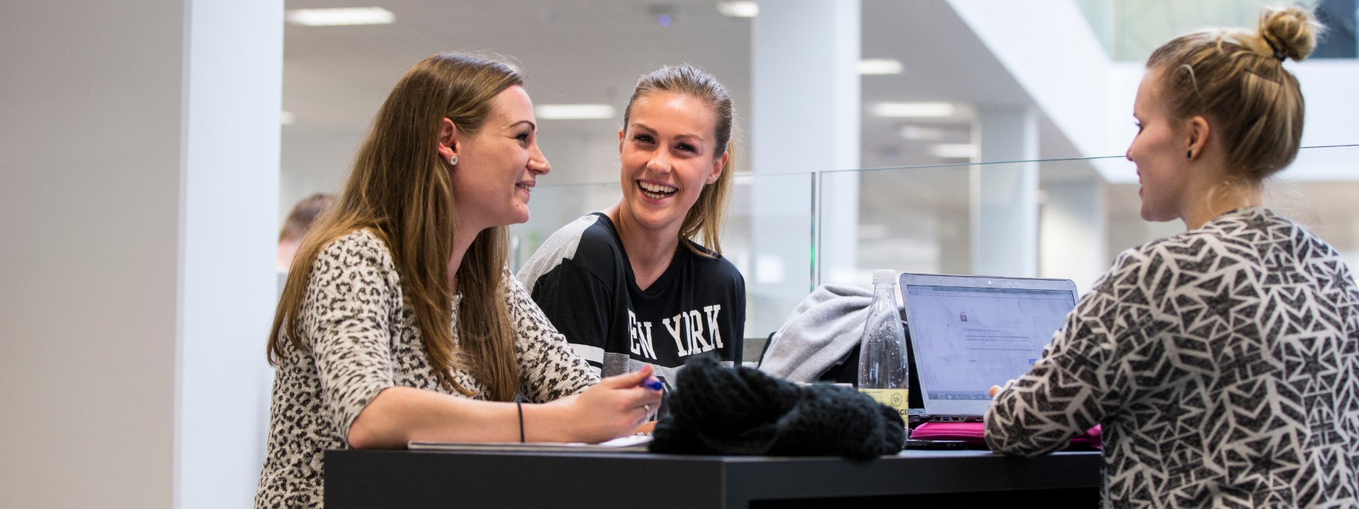 Tre lærerstuderende i gruppearbejde