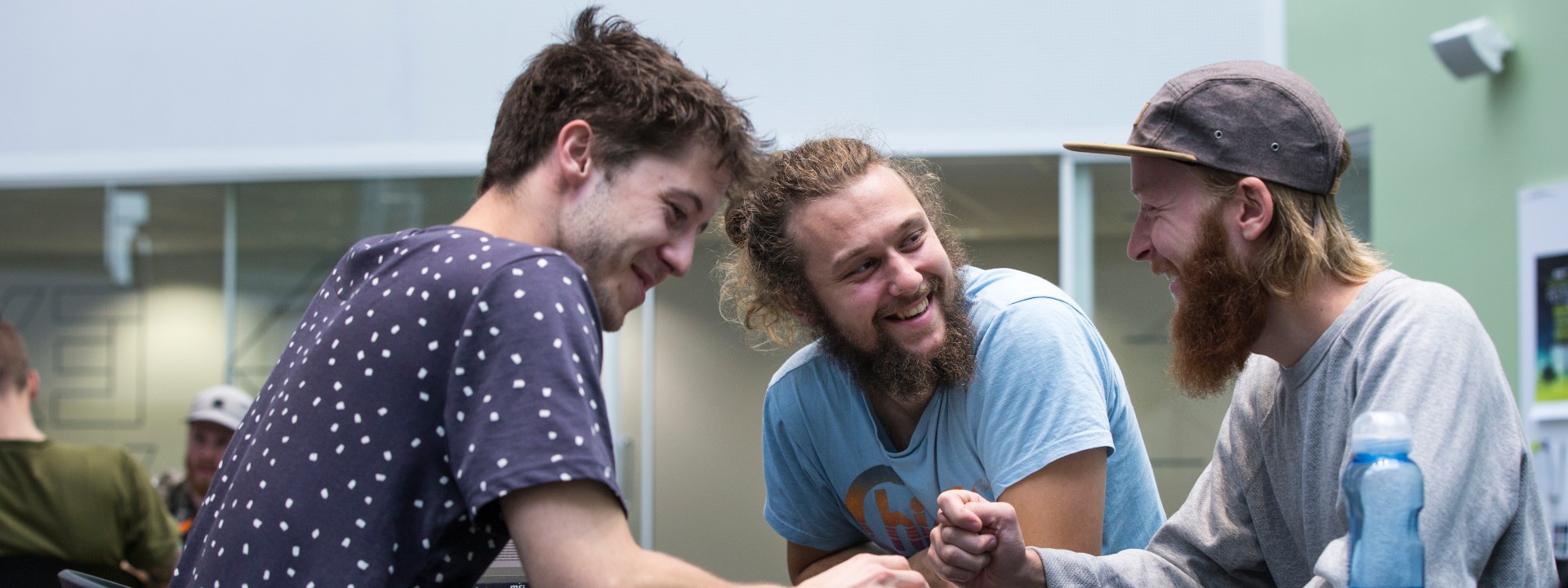 Tre pædagogstuderende i gruppearbejde